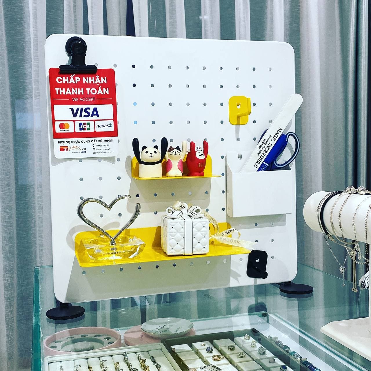 Bảng pegboard chân đứng