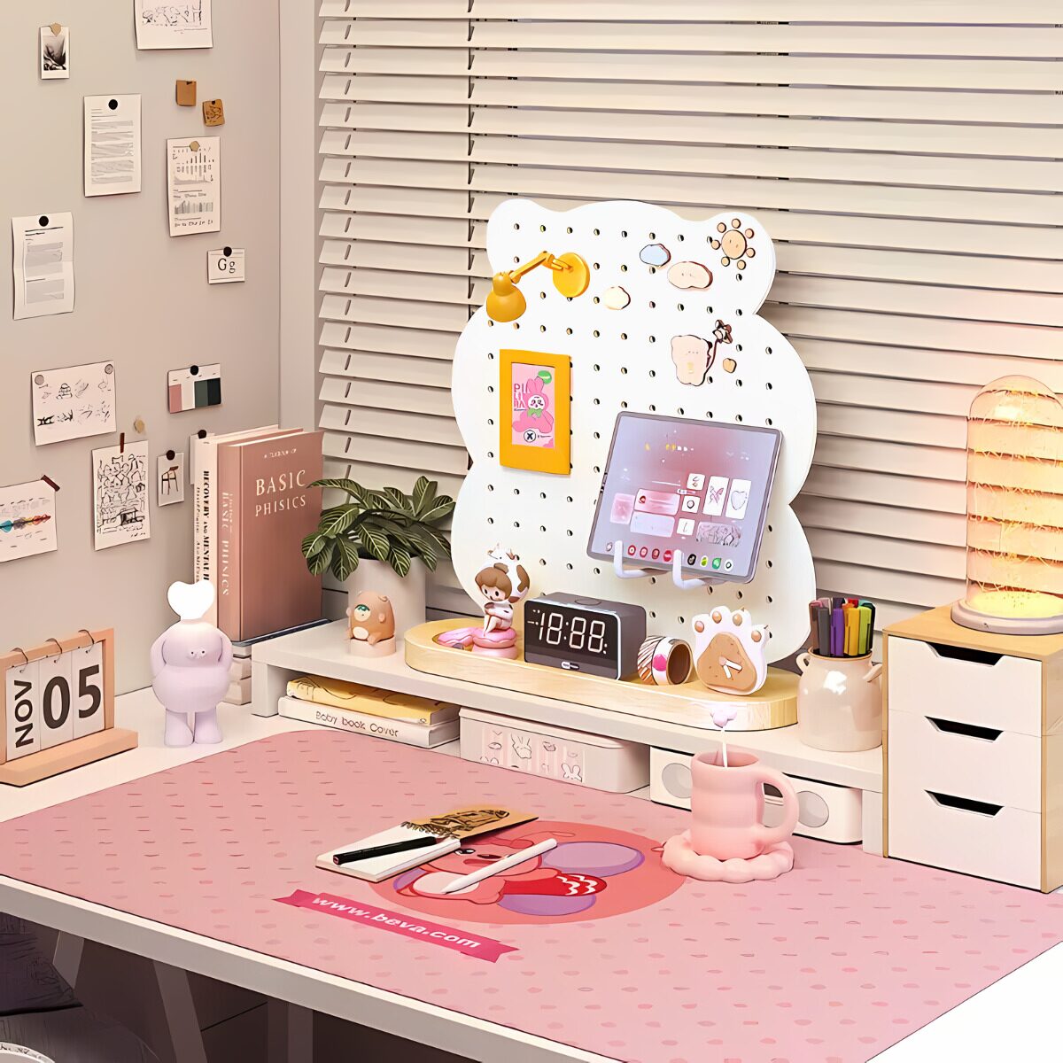Bảng pegboard khay gỗ hình gấu – gắn lịch, giấy note, figure đáng yêu trong góc học tập bé