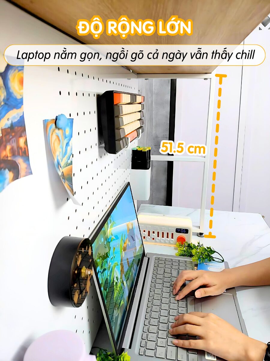 Góc làm việc setup chill với kệ pegboard để bàn – chiều cao thoải mái, đủ không gian cho laptop