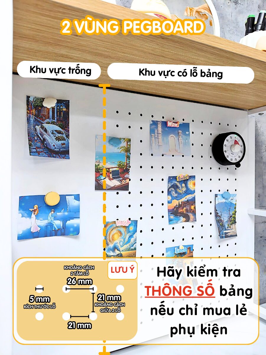 Kệ pegboard chia vùng rõ ràng – khu vực có lỗ gắn phụ kiện, khu vực trống dán ảnh và trang trí
