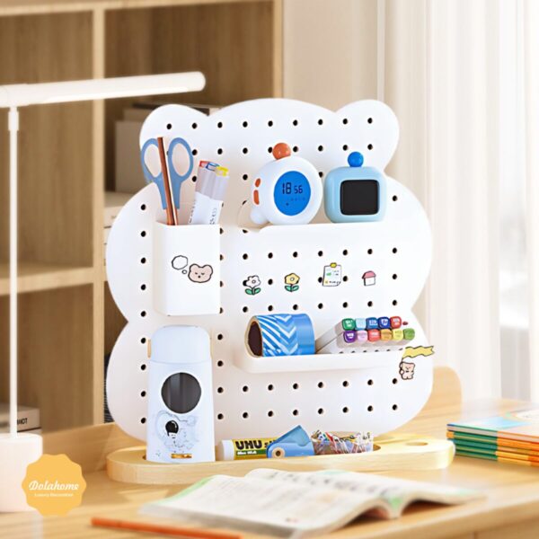 Mẫu góc học tập đẹp cho bé với pegboard khay gỗ hình gấu, treo tranh, đồ chơi, lịch học