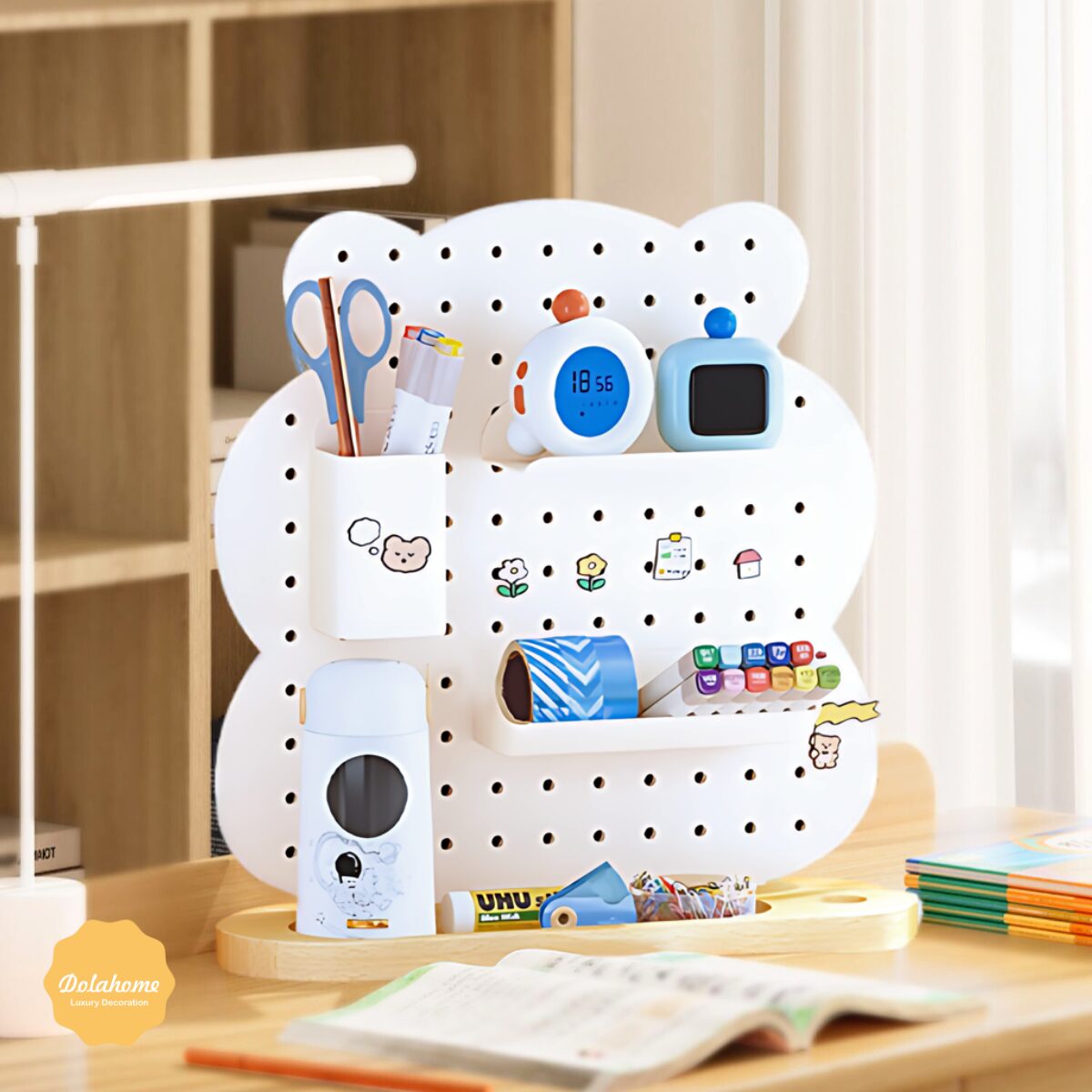 Mẫu góc học tập đẹp cho bé với pegboard khay gỗ hình gấu, treo tranh, đồ chơi, lịch học