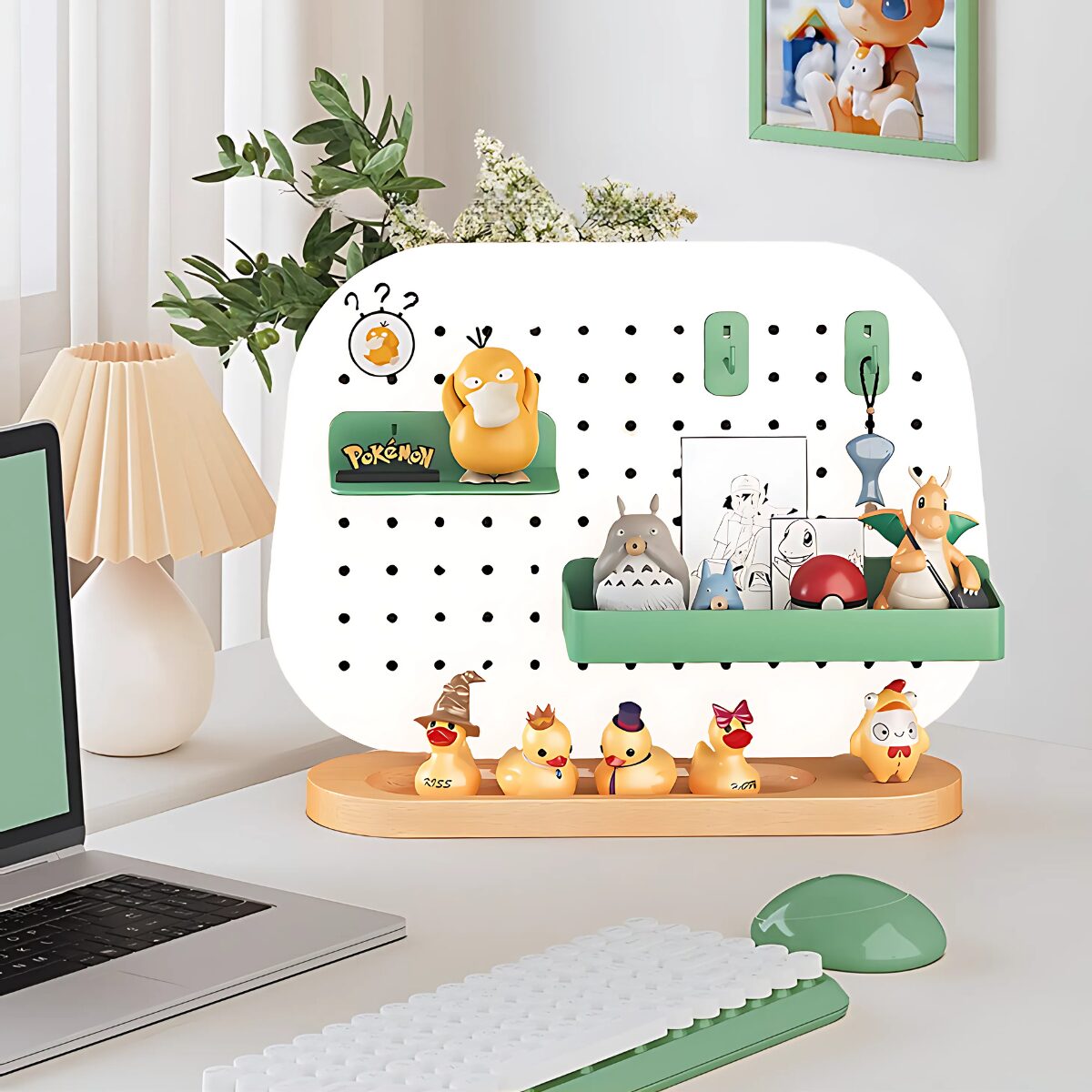 Bé tự học tại bàn với pegboard khay gỗ hình oval, sắp xếp đồ dùng học tập gọn gàng